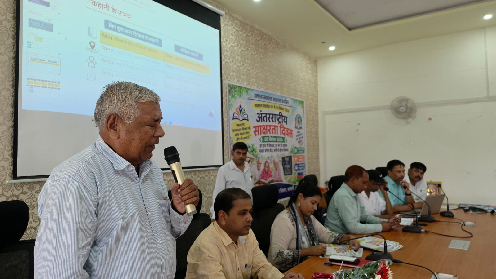 श्रावस्ती-बेसिक शिक्षा विभाग-8 सितंबर 2026-अंतर्राष्ट्रीय साक्षरता दिवस 💐8 सितंबर 2026💐  अंतर्राष्ट्रीय साक्षरता दिवस के अवसर पर भिनगा स्थित ए0एन0एम0 सेंटर में भव्य कार्यक्रम का आयोजन किया गया, जिसमें जिला बेसिक शिक्षा अधिकारी महोदया के द्वारा सर्वश्रेष्ठ अध्यापक/शिक्षामित्रों को सम्मानित भी किया गया..!