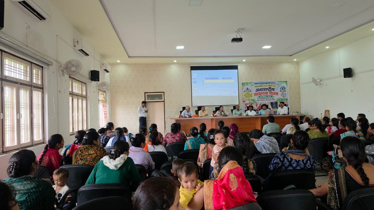 जिलाधिकारी महोदया के द्वारा कलेक्ट्रेट सभागार में जनपद के प्रिंट एवं इलेक्ट्रॉनिक मीडिया प्रतिनिधियों के साथ बैठक आयोजित करते हुए बेसिक शिक्षा विभाग की योजनाओं के प्रभावी प्रचार-प्रसार हेतु अपील की गई…